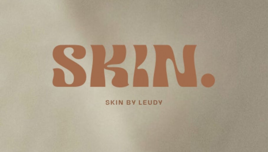Logotipo de Skin By Leu en Trujillo Alto, PR, en fondo beige con tipografía moderna.