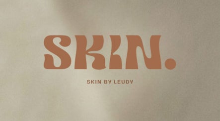 Logotipo de Skin By Leu en Trujillo Alto, PR, en fondo beige con tipografía moderna.