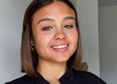 Profesional de Skin By Leu, Trujillo Alto, PR, con una sonrisa acogedora.