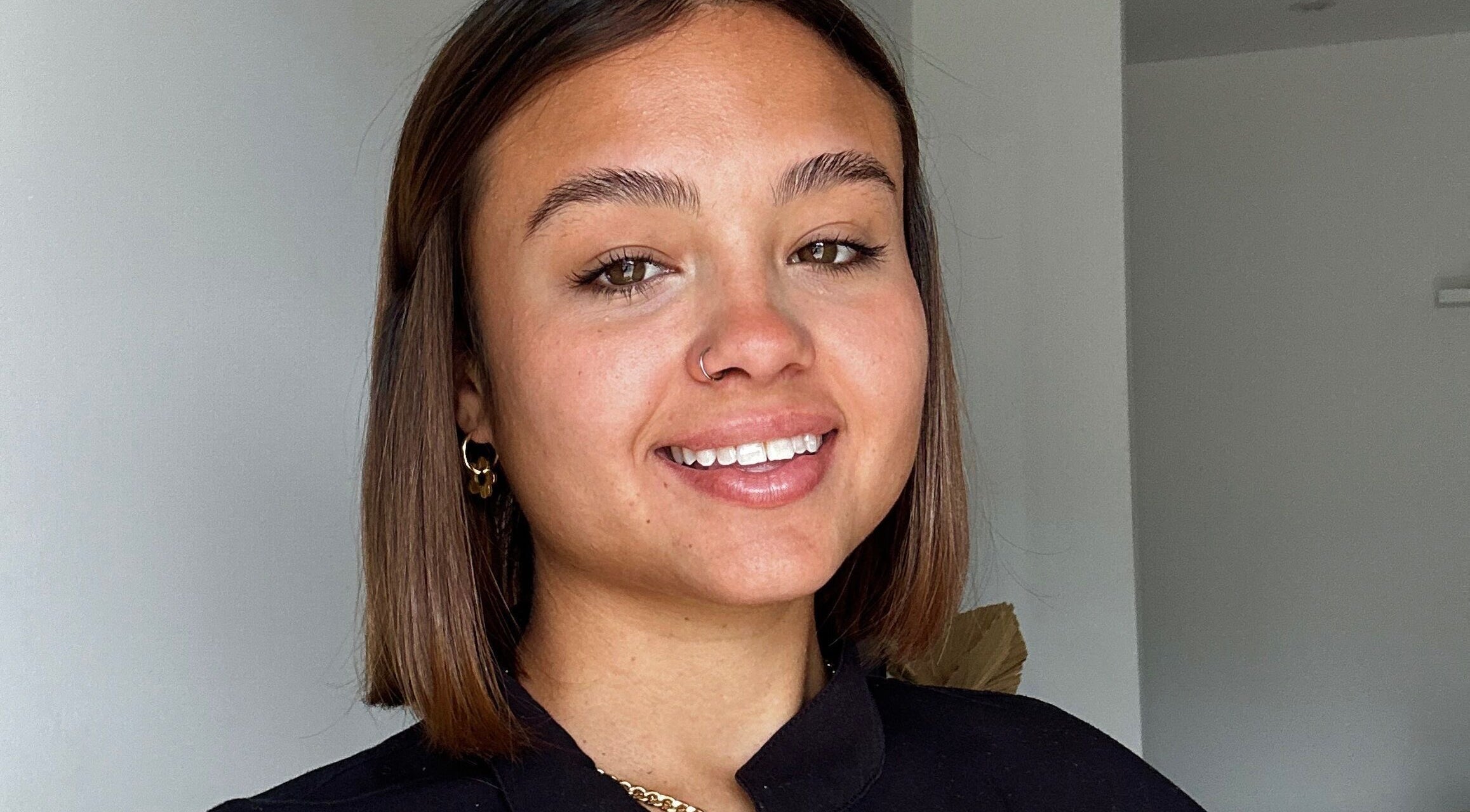 Profesional de Skin By Leu, Trujillo Alto, PR, con una sonrisa acogedora.