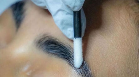 Tratamiento de cejas en Skin By Leu, Trujillo Alto, PR, con atención detallada y profesional.