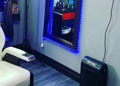 Luxury salon chair and mirror at KutzByTmo, Dubai, Dubai, AE with modern LED lighting.