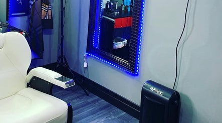 Luxury salon chair and mirror at KutzByTmo, Dubai, Dubai, AE with modern LED lighting.
