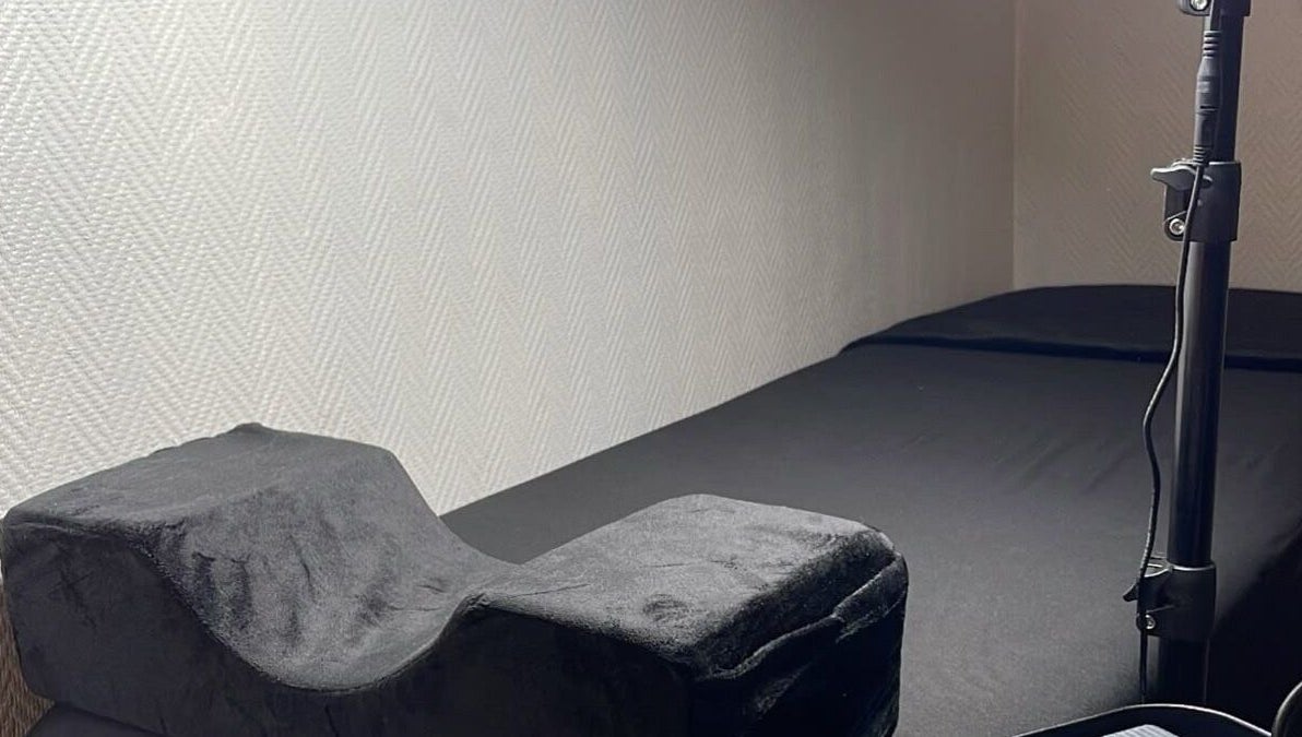 Cama de tratamientos en Nova Beautyy, Cali, Valle Del Cauca, CO, con almohada ergonómica negra.