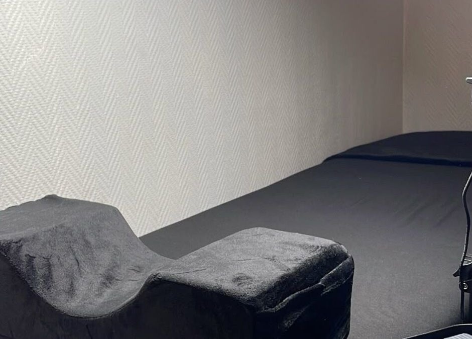 Cama de tratamientos en Nova Beautyy, Cali, Valle Del Cauca, CO, con almohada ergonómica negra.