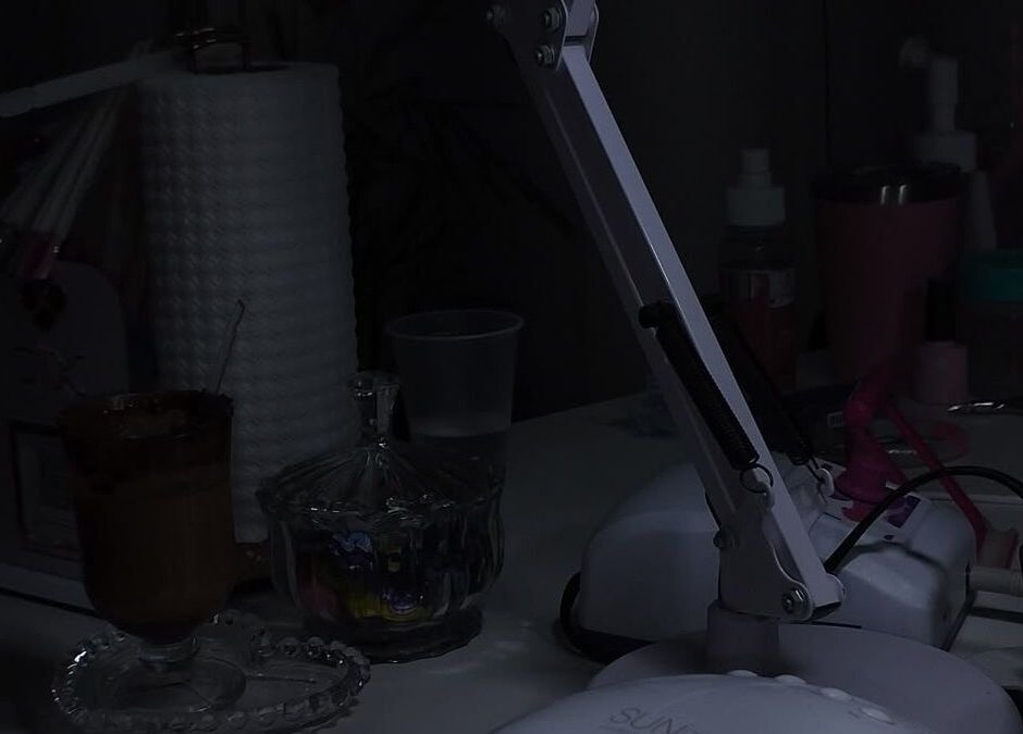 Mesa de manicura en Nova Beautyy, Cali, Valle Del Cauca, CO, equipada con lámparas y herramientas de belleza.