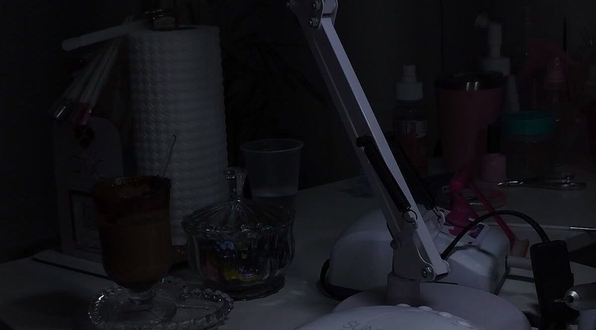 Mesa de manicura en Nova Beautyy, Cali, Valle Del Cauca, CO, equipada con lámparas y herramientas de belleza.