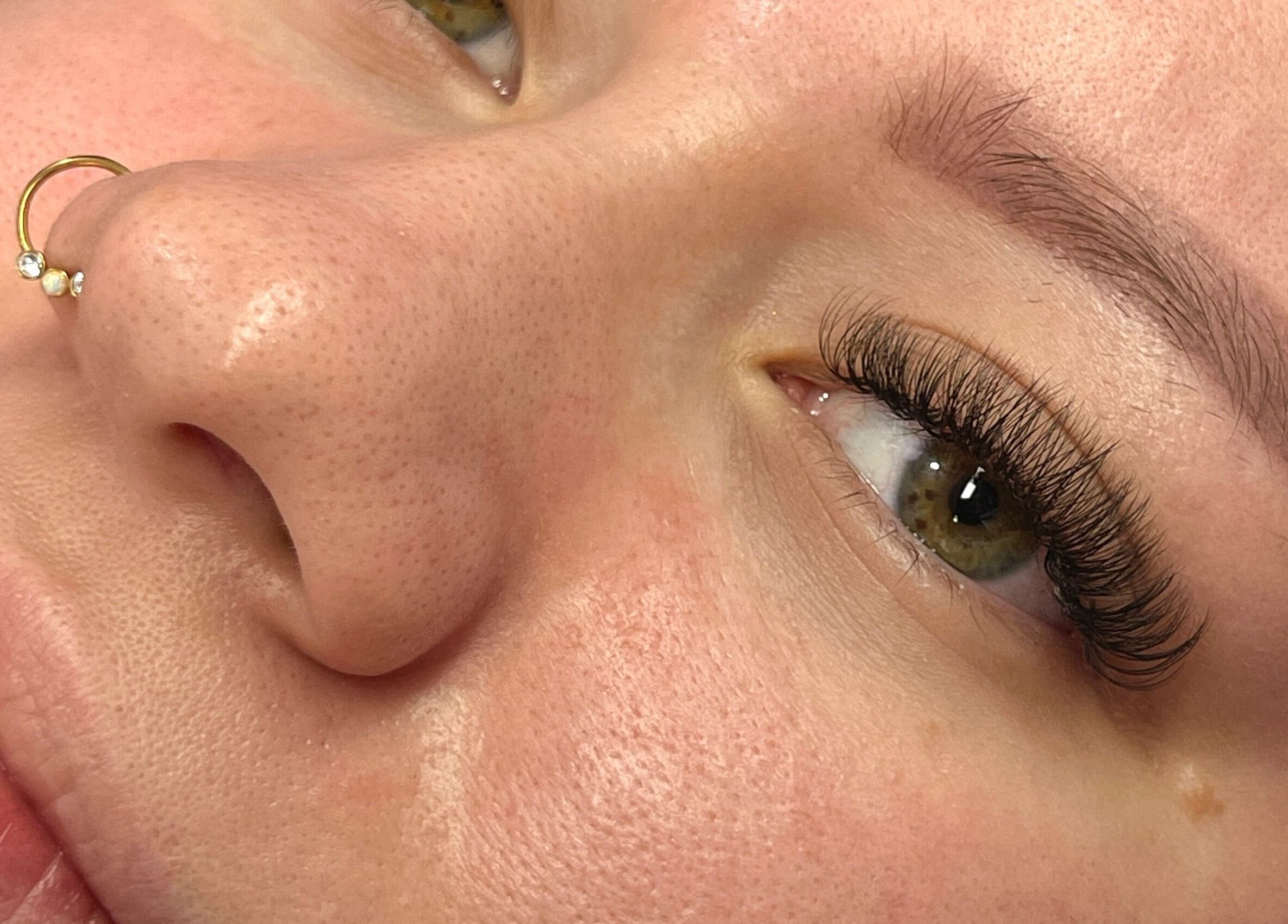 Realce de pestañas en Nova Beautyy, Cali, Valle Del Cauca, CO, destacando detalles de belleza facial.