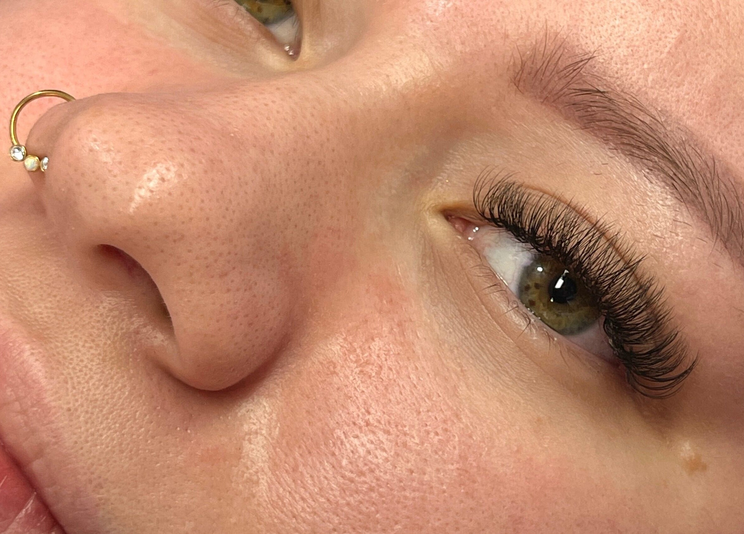 Realce de pestañas en Nova Beautyy, Cali, Valle Del Cauca, CO, destacando detalles de belleza facial.