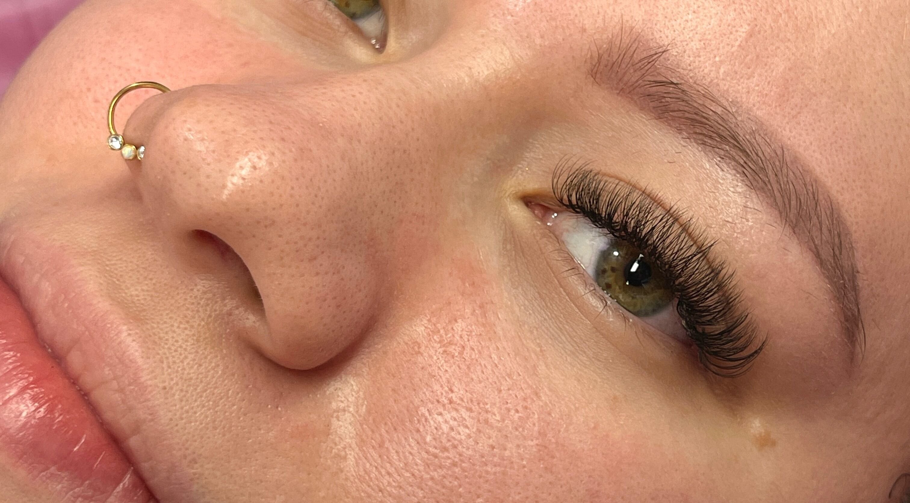 Realce de pestañas en Nova Beautyy, Cali, Valle Del Cauca, CO, destacando detalles de belleza facial.