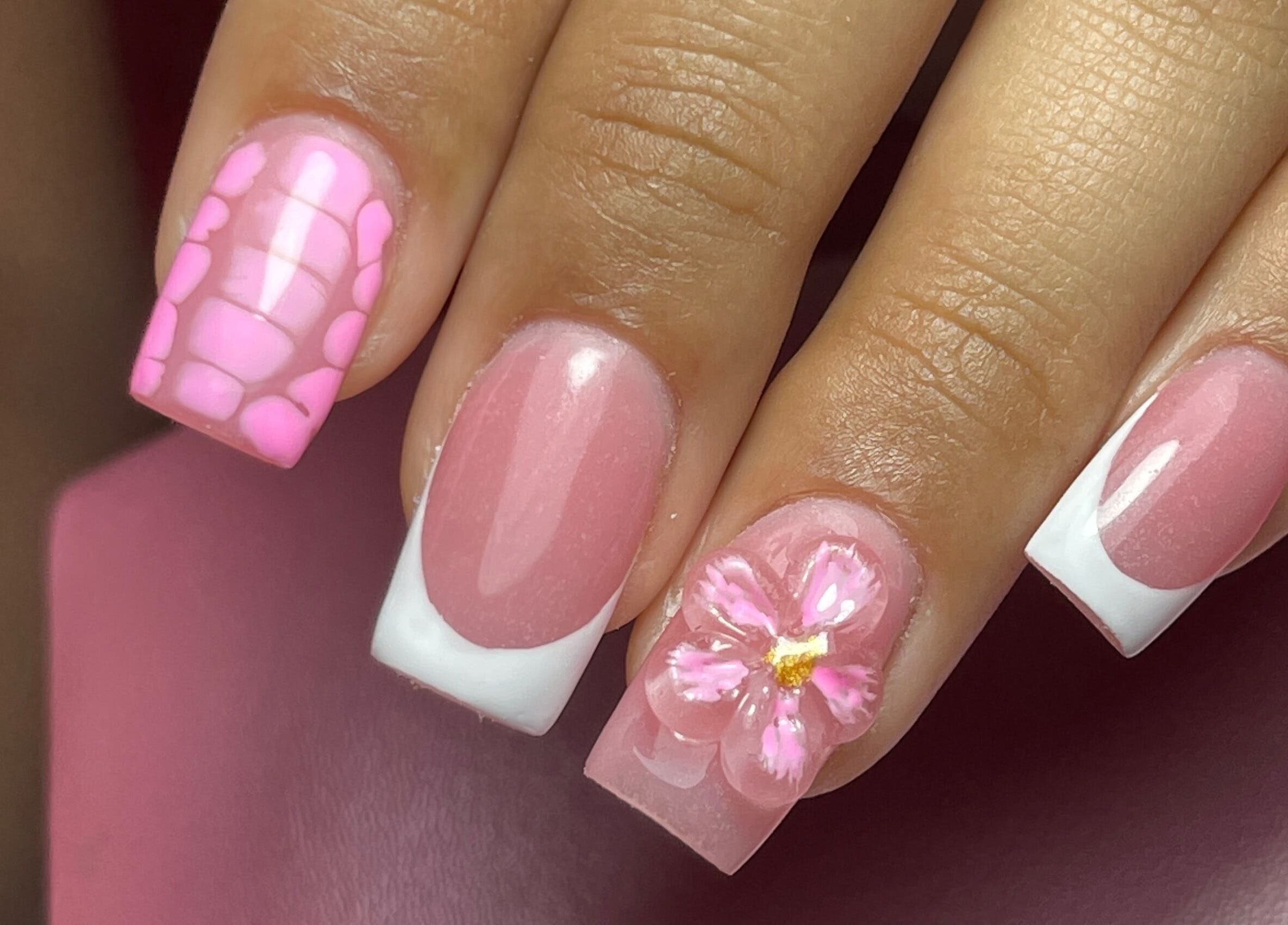 Manicura artística en Nova Beautyy, Cali, Valle Del Cauca, CO. Diseño floral y francesa en tonos rosados.