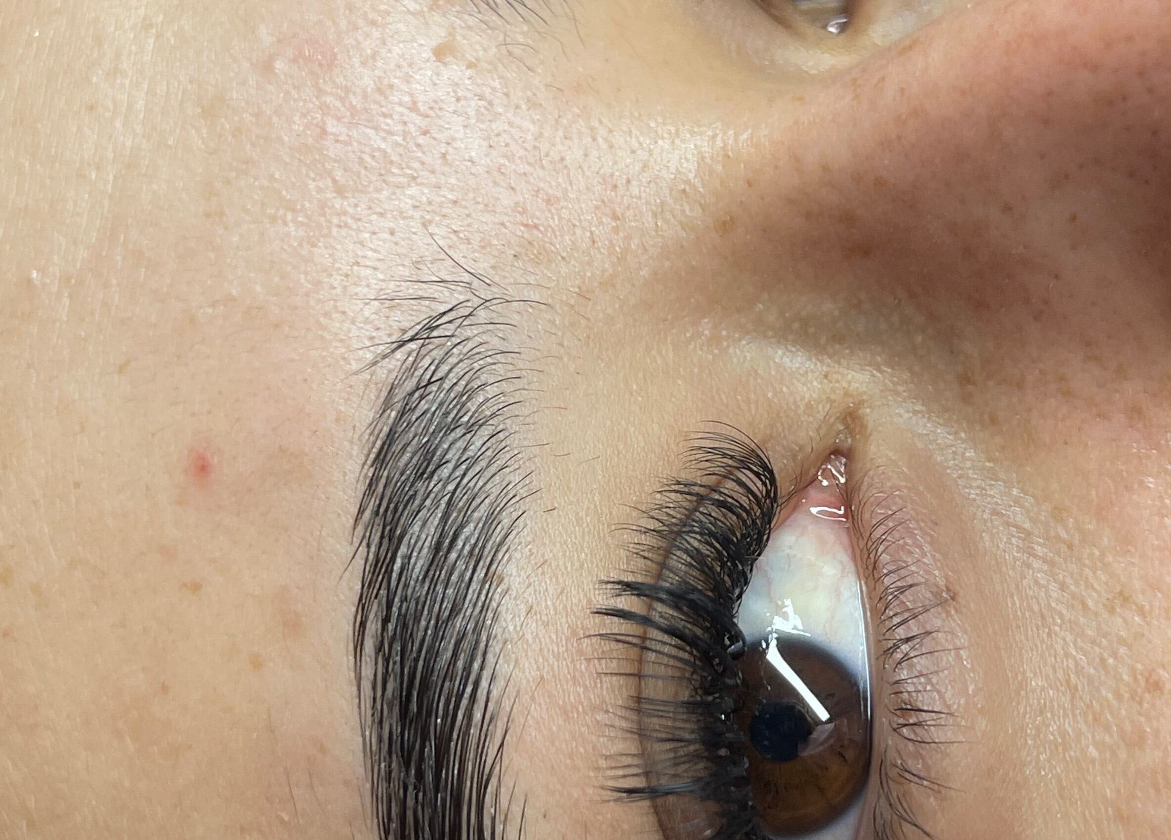 Detalle de pestanas y cejas en Nova Beautyy, Cali, Valle Del Cauca, CO, destacando belleza natural.