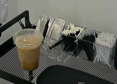 Beauty tools and iced coffee at Top Beauty, Heredia, CR. Essential items for a refreshing salon experience.