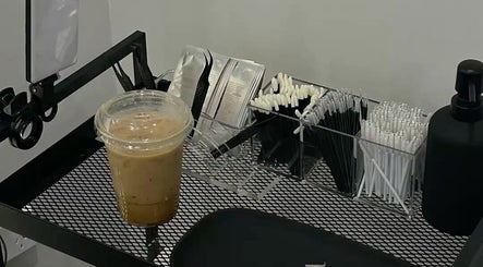 Beauty tools and iced coffee at Top Beauty, Heredia, CR. Essential items for a refreshing salon experience.