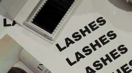 Eyelash extensions at Top Beauty, Heredia, Heredia, CR, showcasing luxurious lash styles.