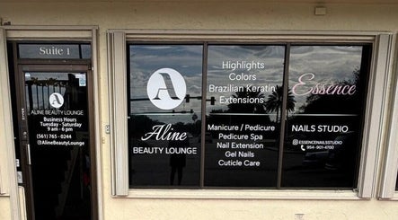 Fachada da Essence Nails Studio com serviços listados, localizada em COCONUT CREEK, US.