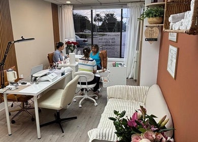 Interior do Essence Nails Studio em Coconut Creek, US, mostrando atendimento personalizado e ambiente acolhedor.