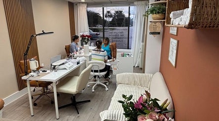Interior do Essence Nails Studio em Coconut Creek, US, mostrando atendimento personalizado e ambiente acolhedor.