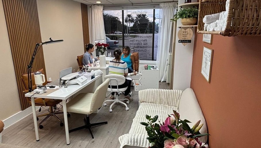Sala de atendimento do Essence Nails Studio em Coconut Creek, Florida, US, com decoração aconchegante.