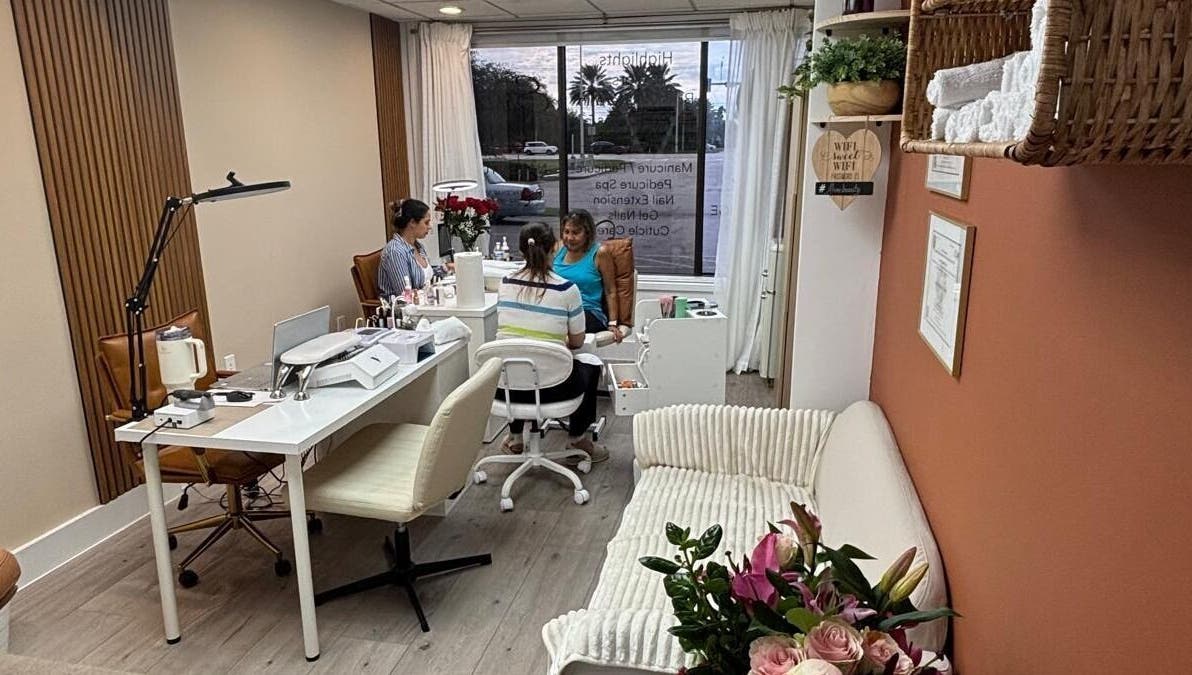 Sala de atendimento do Essence Nails Studio em Coconut Creek, Florida, US, com decoração aconchegante.