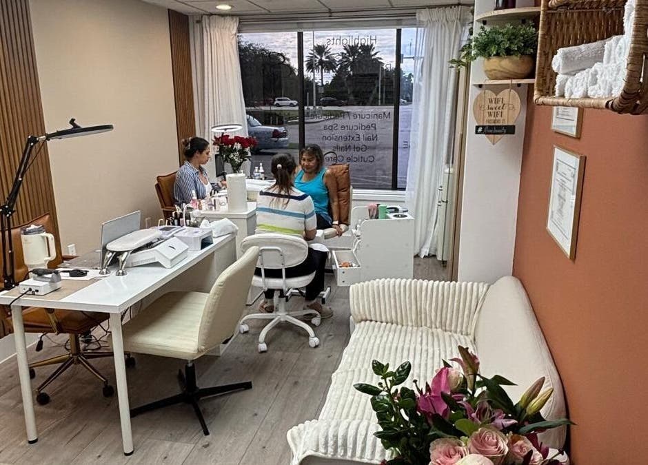 Sala de atendimento do Essence Nails Studio em Coconut Creek, Florida, US, com decoração aconchegante.