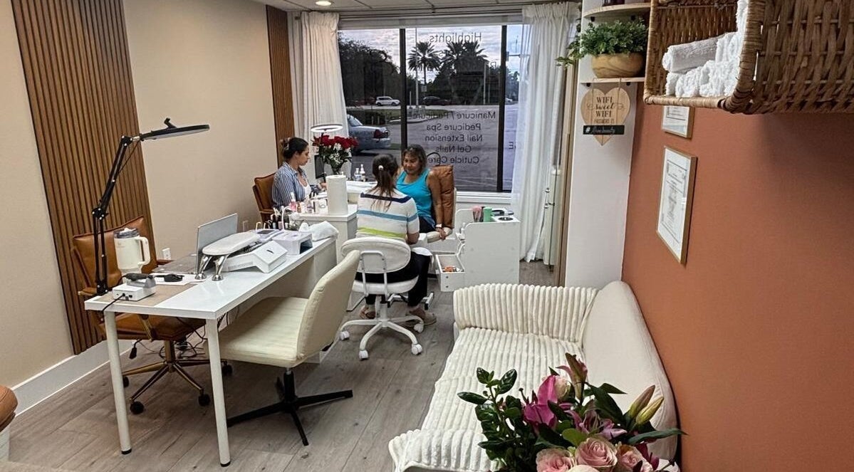 Sala de atendimento do Essence Nails Studio em Coconut Creek, Florida, US, com decoração aconchegante.