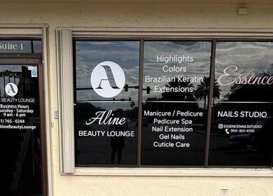 Fachada da Essence Nails Studio em Coconut Creek, Florida, US destacando serviços de beleza e bem-estar.