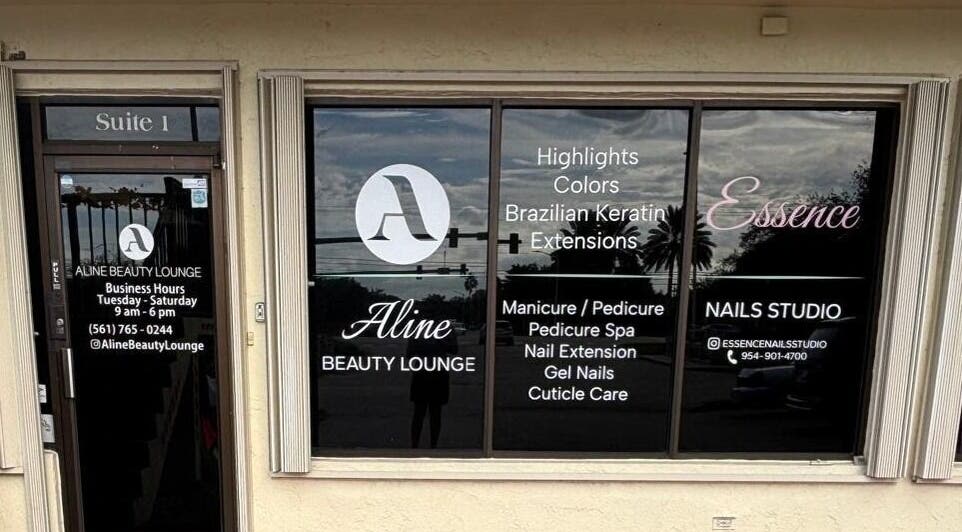 Fachada da Essence Nails Studio em Coconut Creek, Florida, US destacando serviços de beleza e bem-estar.