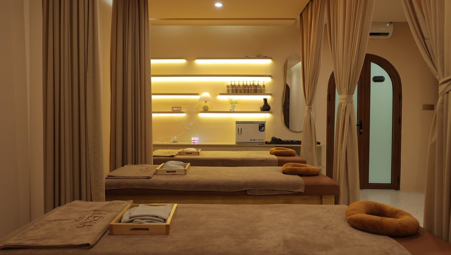 Elegant massage room at 레나스파 Léna Spa, Phu Quoc, Kiên Giang, VN with warm lighting and serene decor.