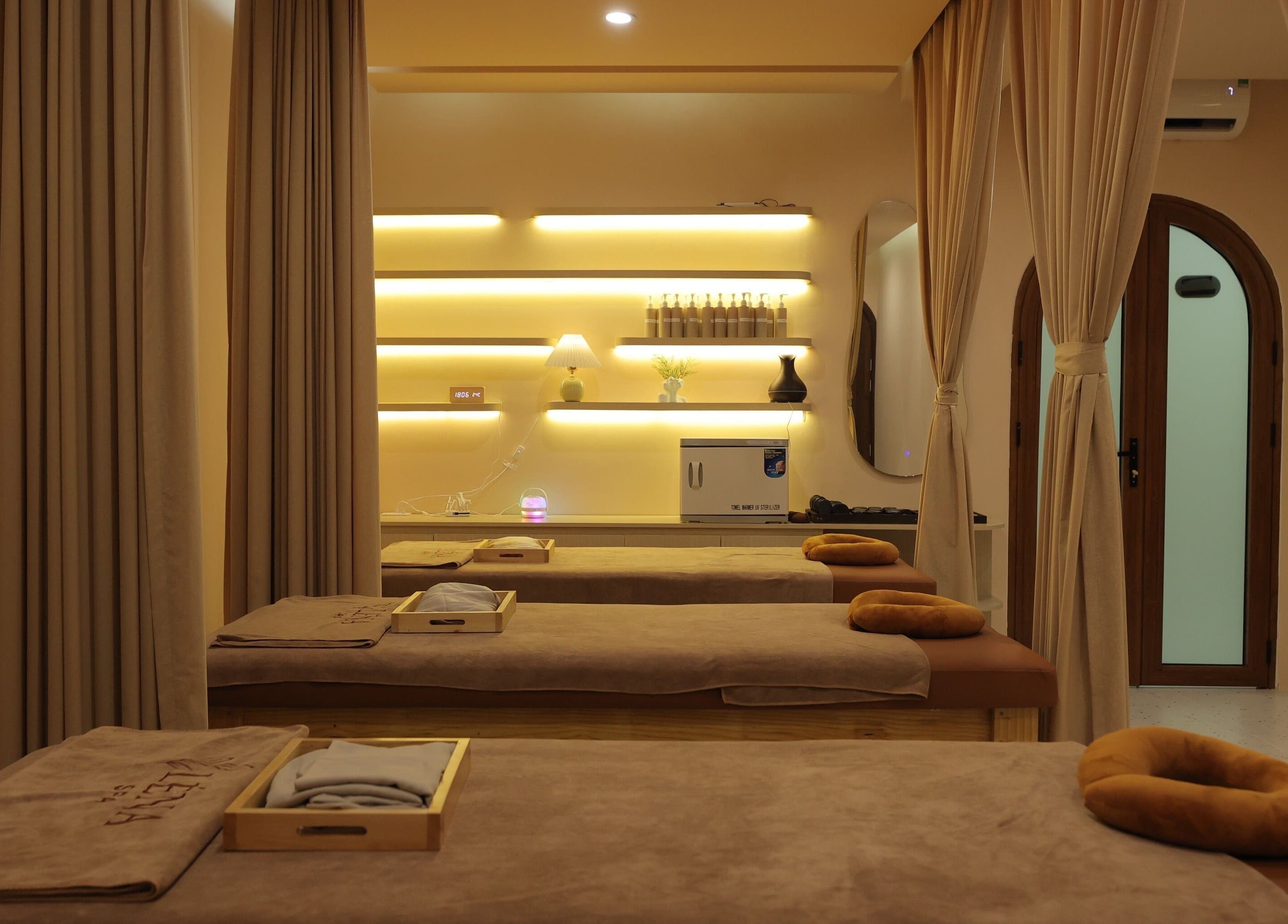 Elegant massage room at 레나스파 Léna Spa, Phu Quoc, Kiên Giang, VN with warm lighting and serene decor.
