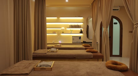 Elegant massage room at 레나스파 Léna Spa, Phu Quoc, Kiên Giang, VN with warm lighting and serene decor.