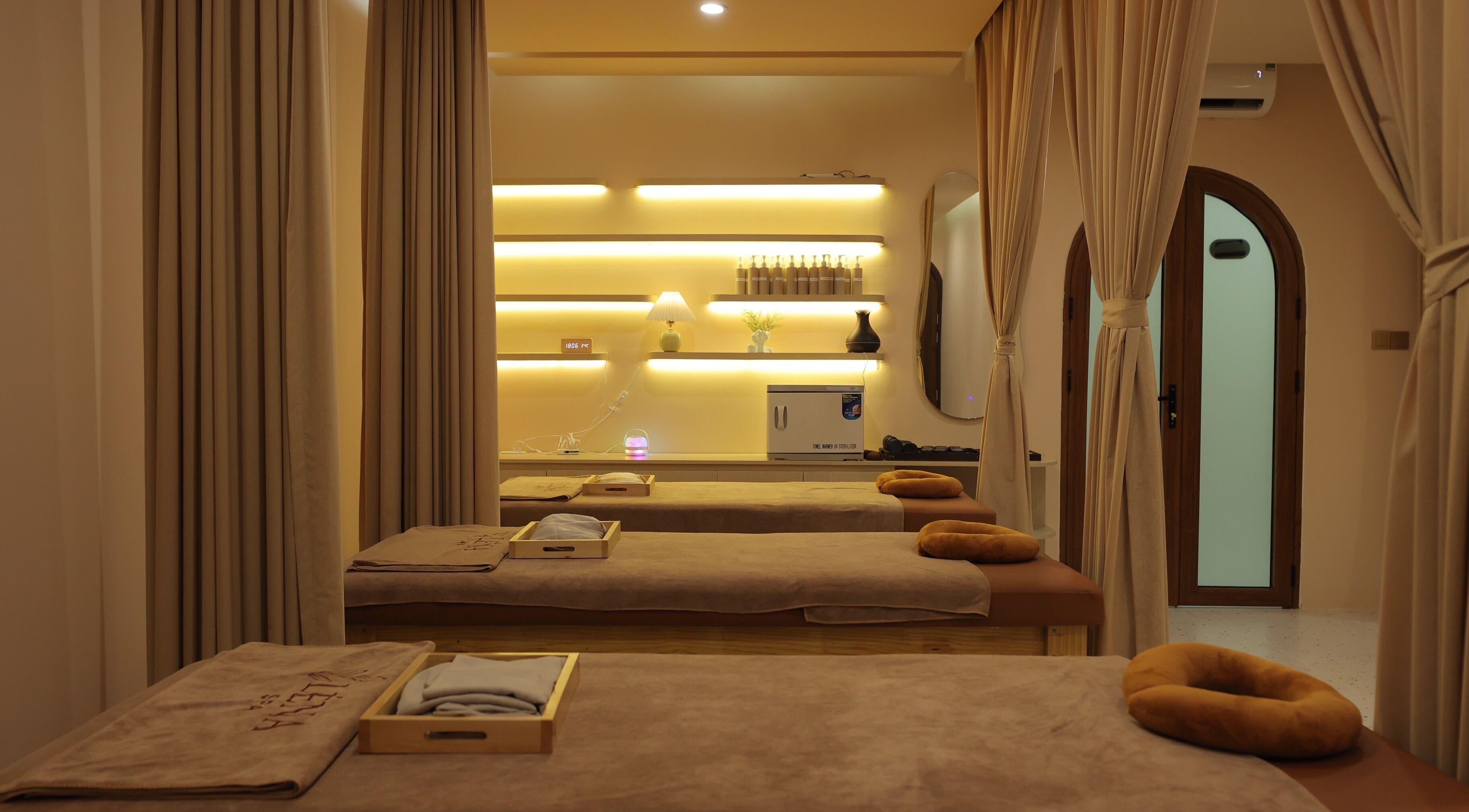 Elegant massage room at 레나스파 Léna Spa, Phu Quoc, Kiên Giang, VN with warm lighting and serene decor.