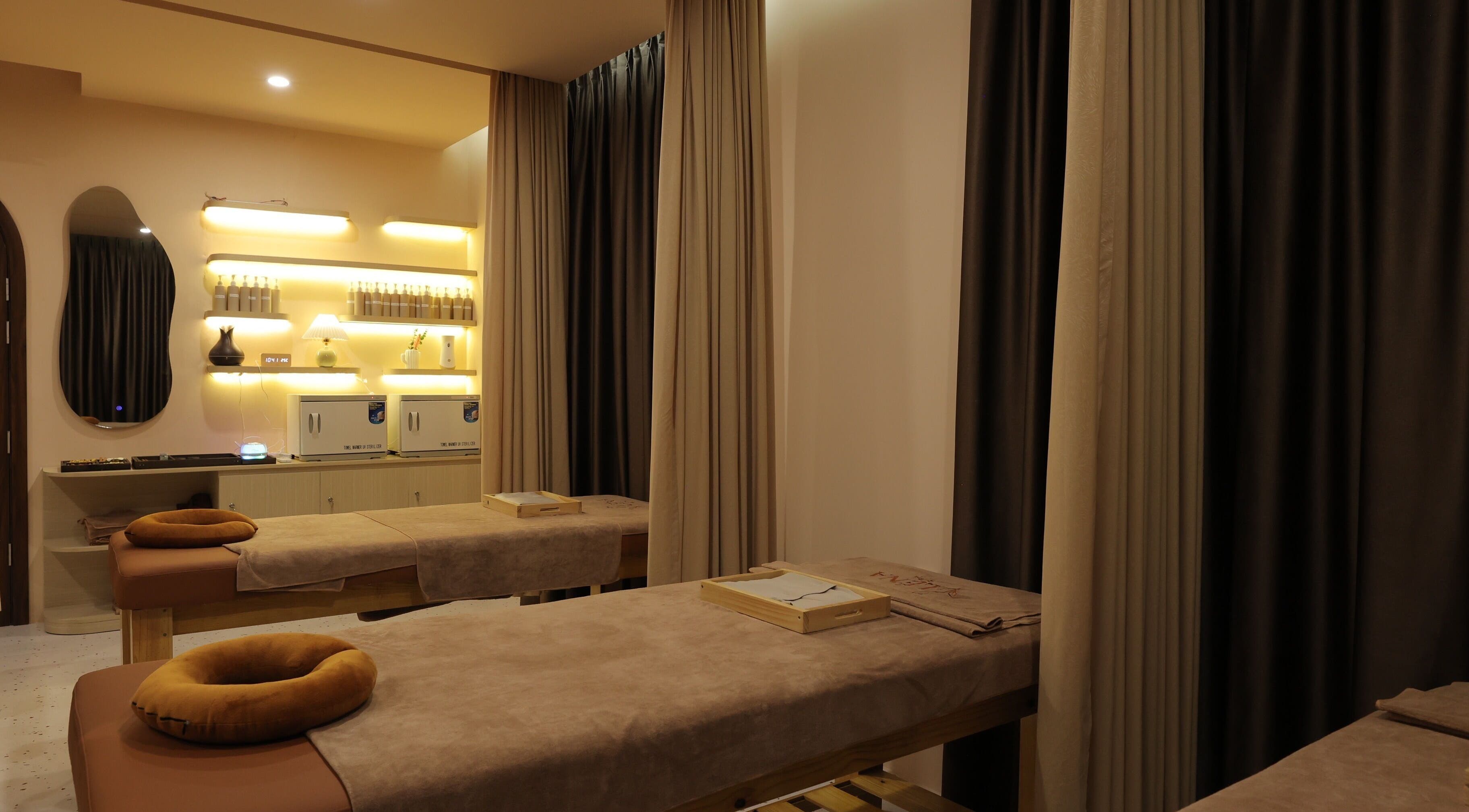 Relaxing massage room at 레나스파 Léna Spa in Phu Quoc, Kiên Giang, VN, featuring comfortable beds and soft lighting.