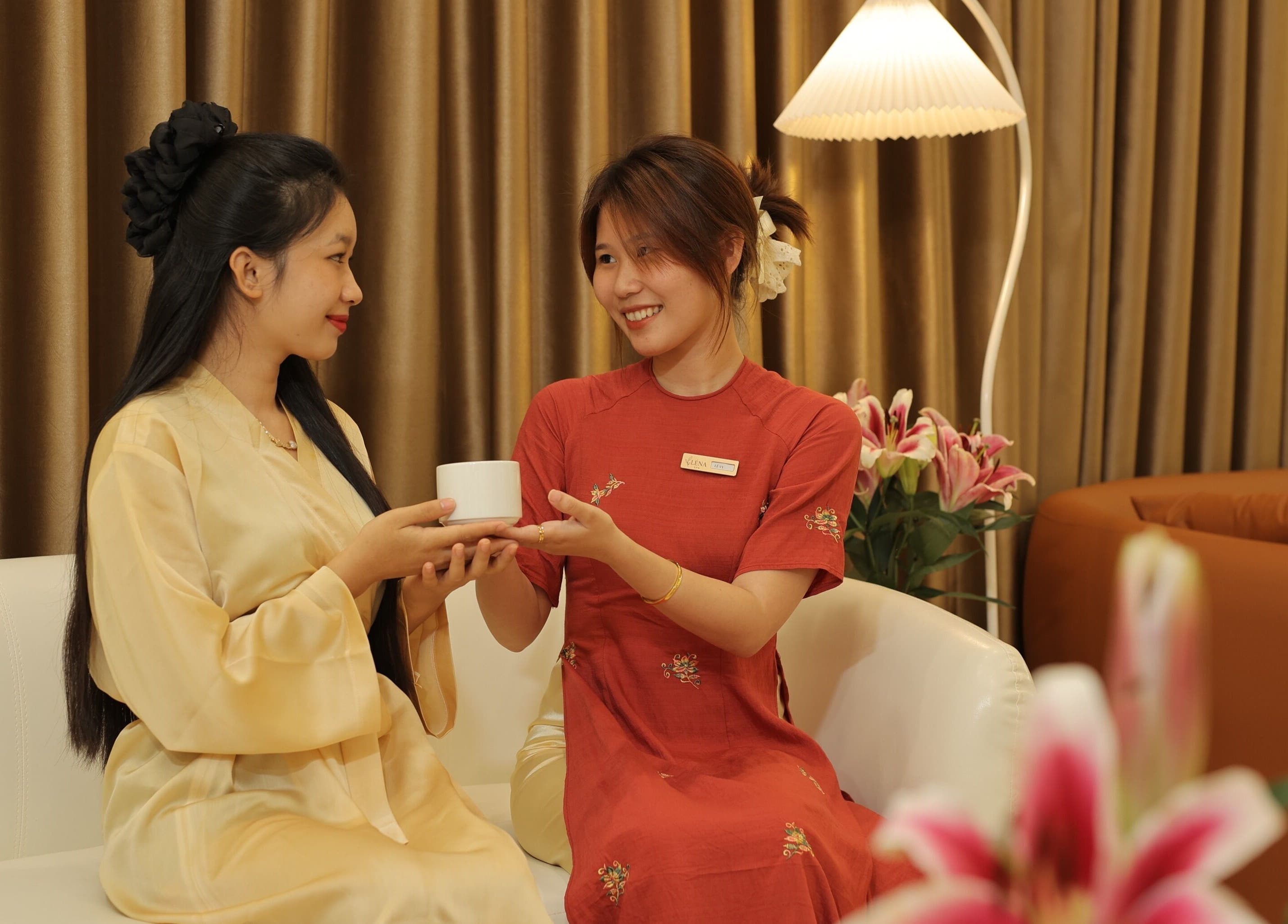 Warm welcome at 레나스파 Léna Spa in Phu Quoc, Kiên Giang, VN with tea and friendly smiles.