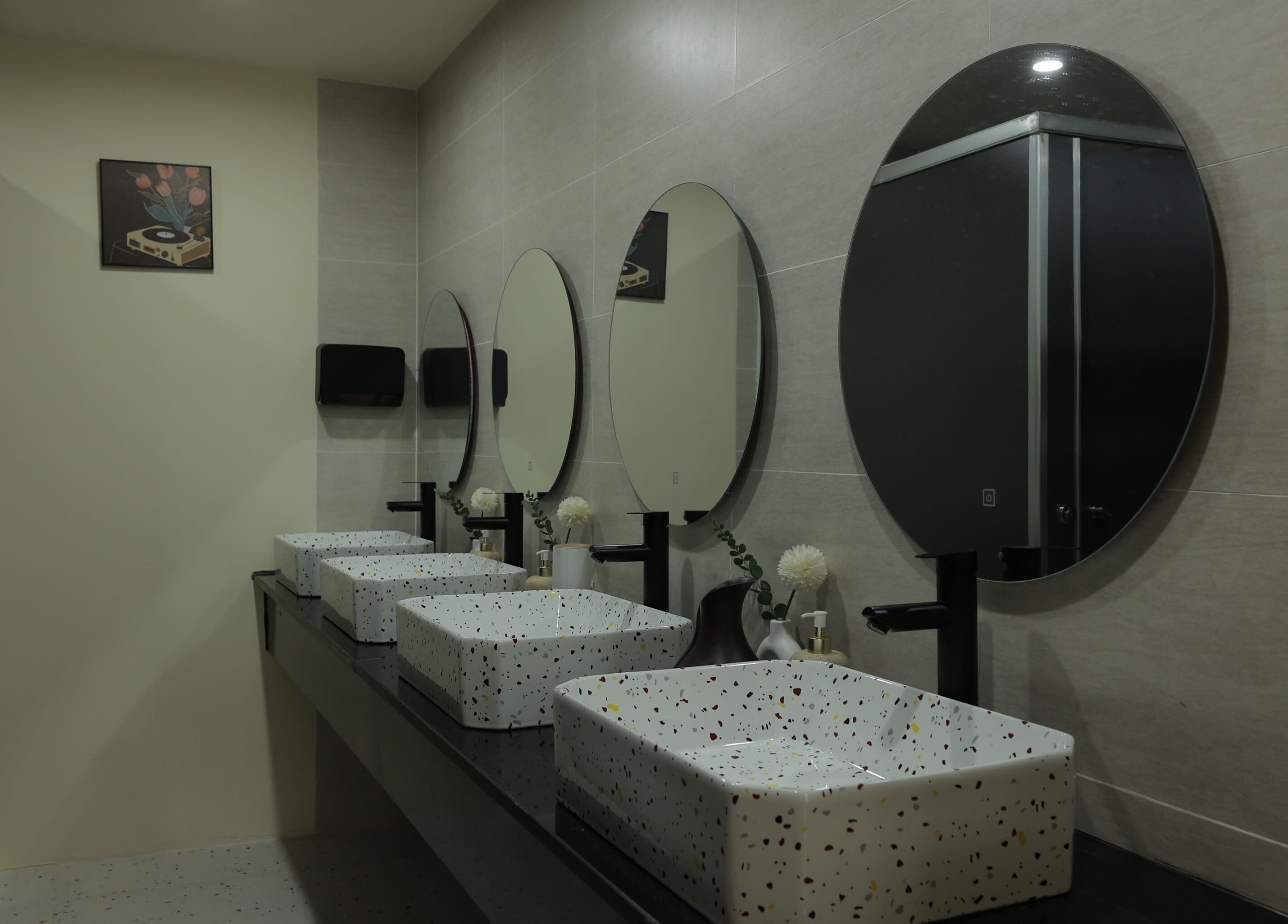 Modern bathroom sinks at 레나스파 Léna Spa, Phu Quoc, Kiên Giang, VN offer elegance and tranquility.