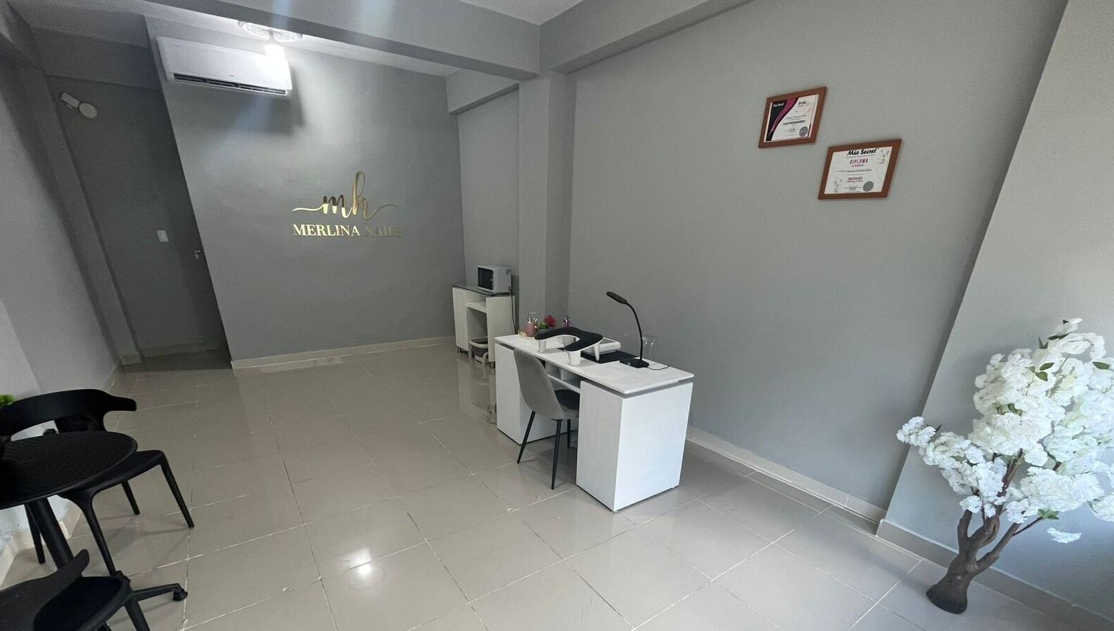 Interior moderno de Merlina Nails en San Francisco De Macorís, Duarte, DO. Espacio acogedor y elegante.