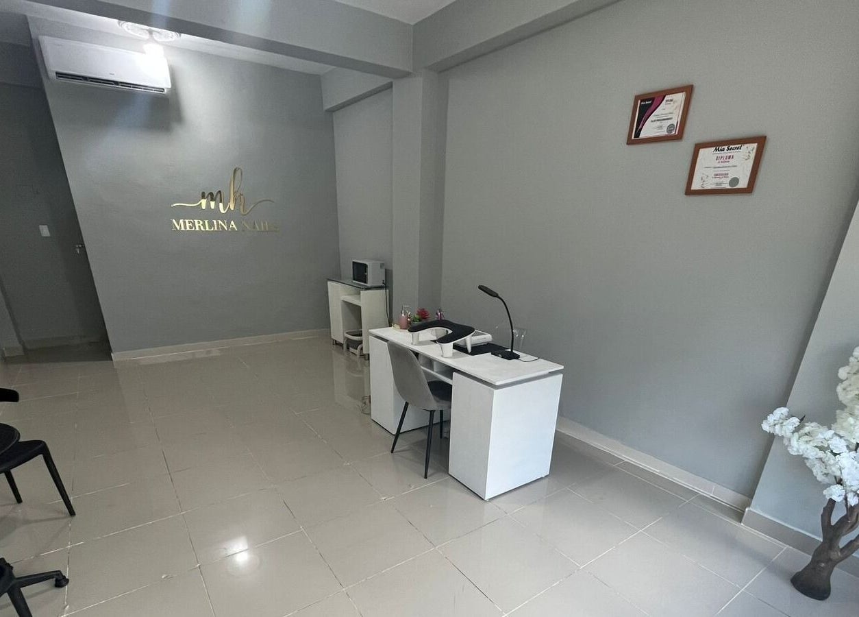Interior moderno de Merlina Nails en San Francisco De Macorís, Duarte, DO. Espacio acogedor y elegante.