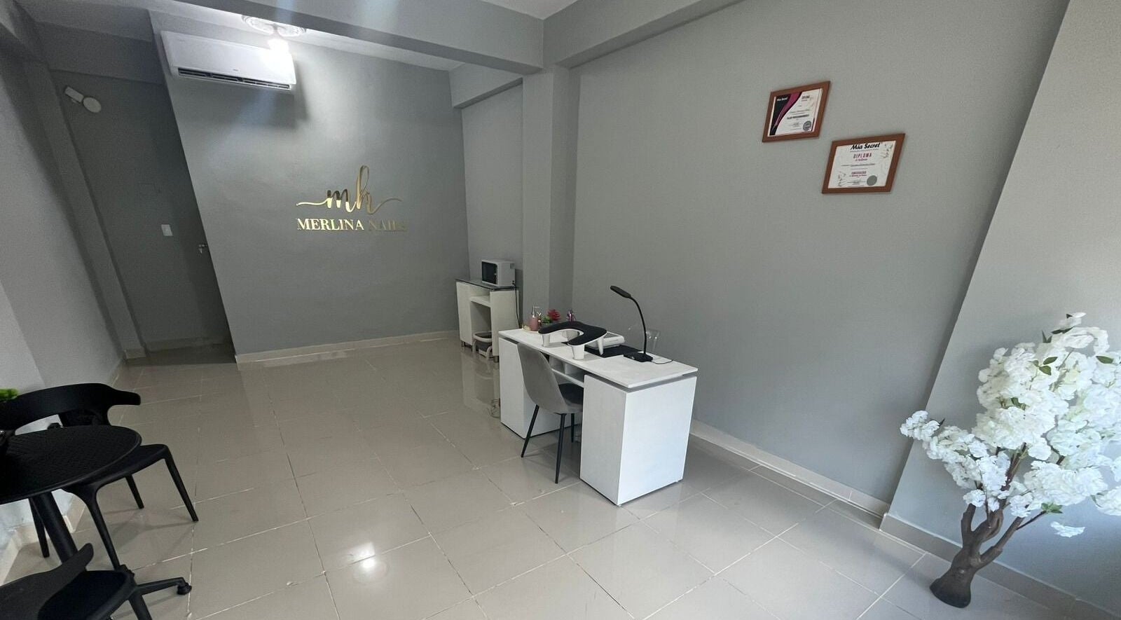 Interior moderno de Merlina Nails en San Francisco De Macorís, Duarte, DO. Espacio acogedor y elegante.