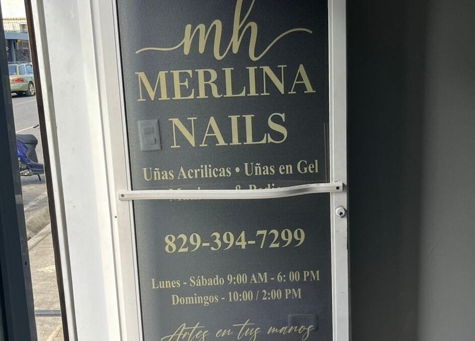 Puerta de entrada de Merlina Nails en San Francisco De Macorís, Duarte, DO, mostrando horario y servicios.