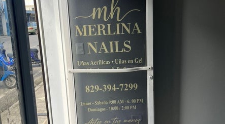 Puerta de entrada de Merlina Nails en San Francisco De Macorís, Duarte, DO, mostrando horario y servicios.