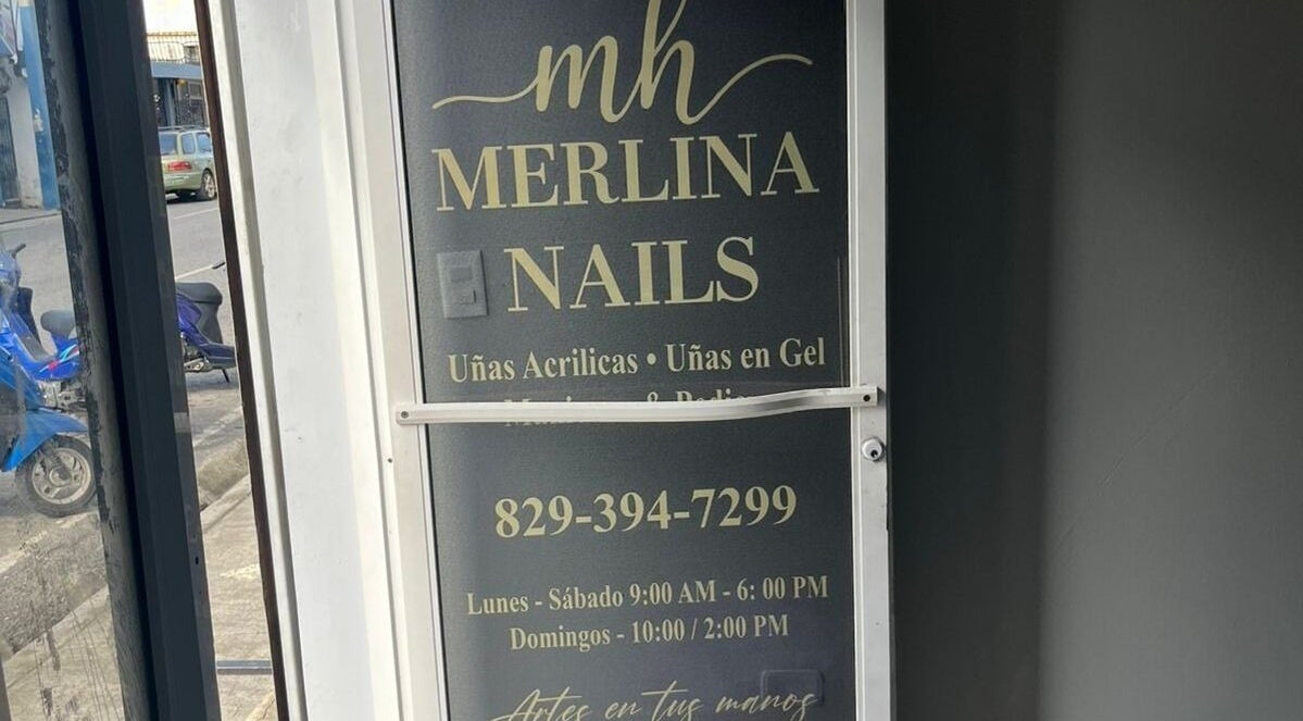 Puerta de entrada de Merlina Nails en San Francisco De Macorís, Duarte, DO, mostrando horario y servicios.