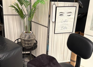 Stijlvolle salonhoek in ZA Glow Lashes, Almere, Flevoland, NL met moderne decor en comfortabele stoel.