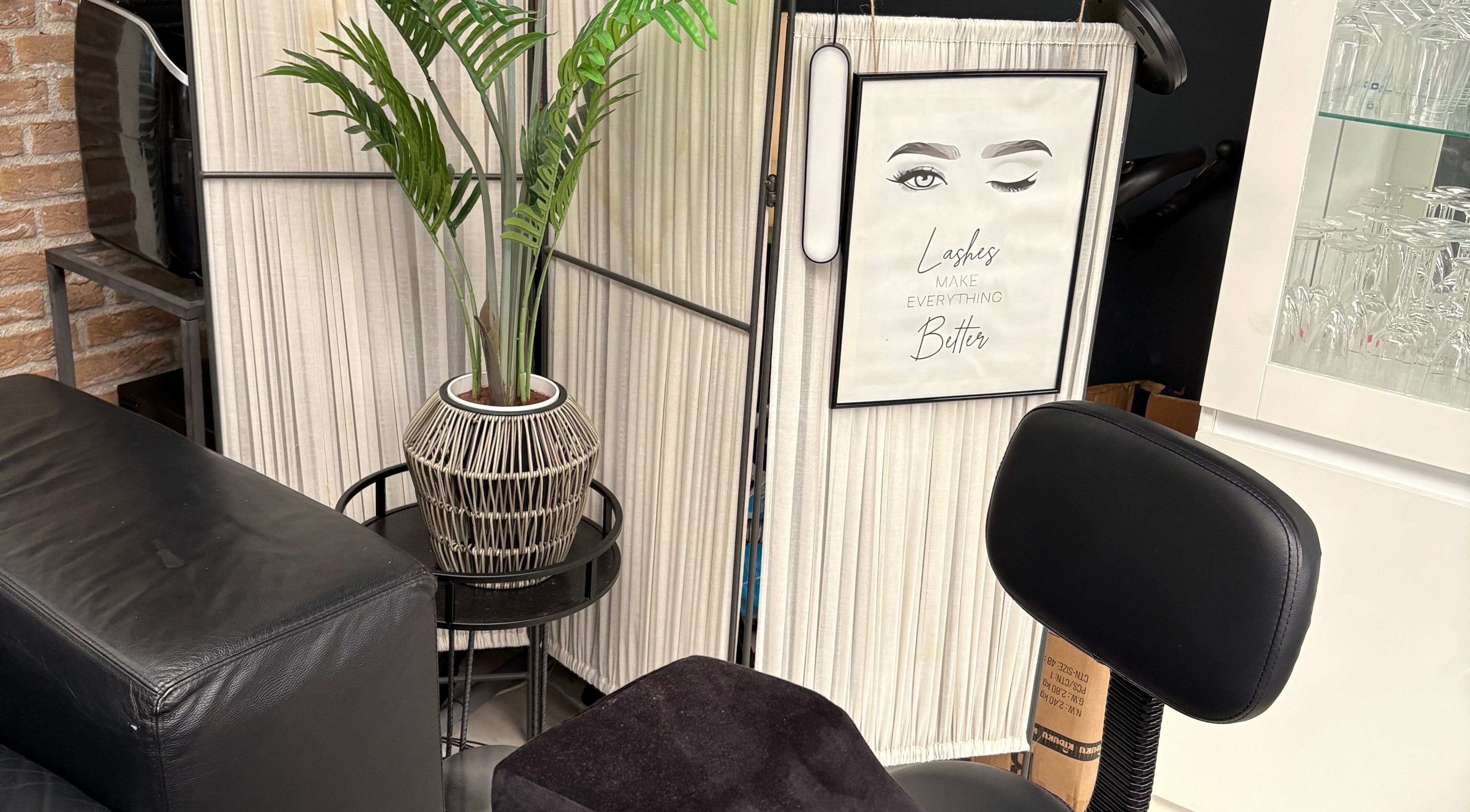 Stijlvolle salonhoek in ZA Glow Lashes, Almere, Flevoland, NL met moderne decor en comfortabele stoel.