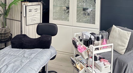 Ontspannende saloninrichting bij ZA Glow Lashes in Almere, Flevoland, NL met stylingproducten en decor.