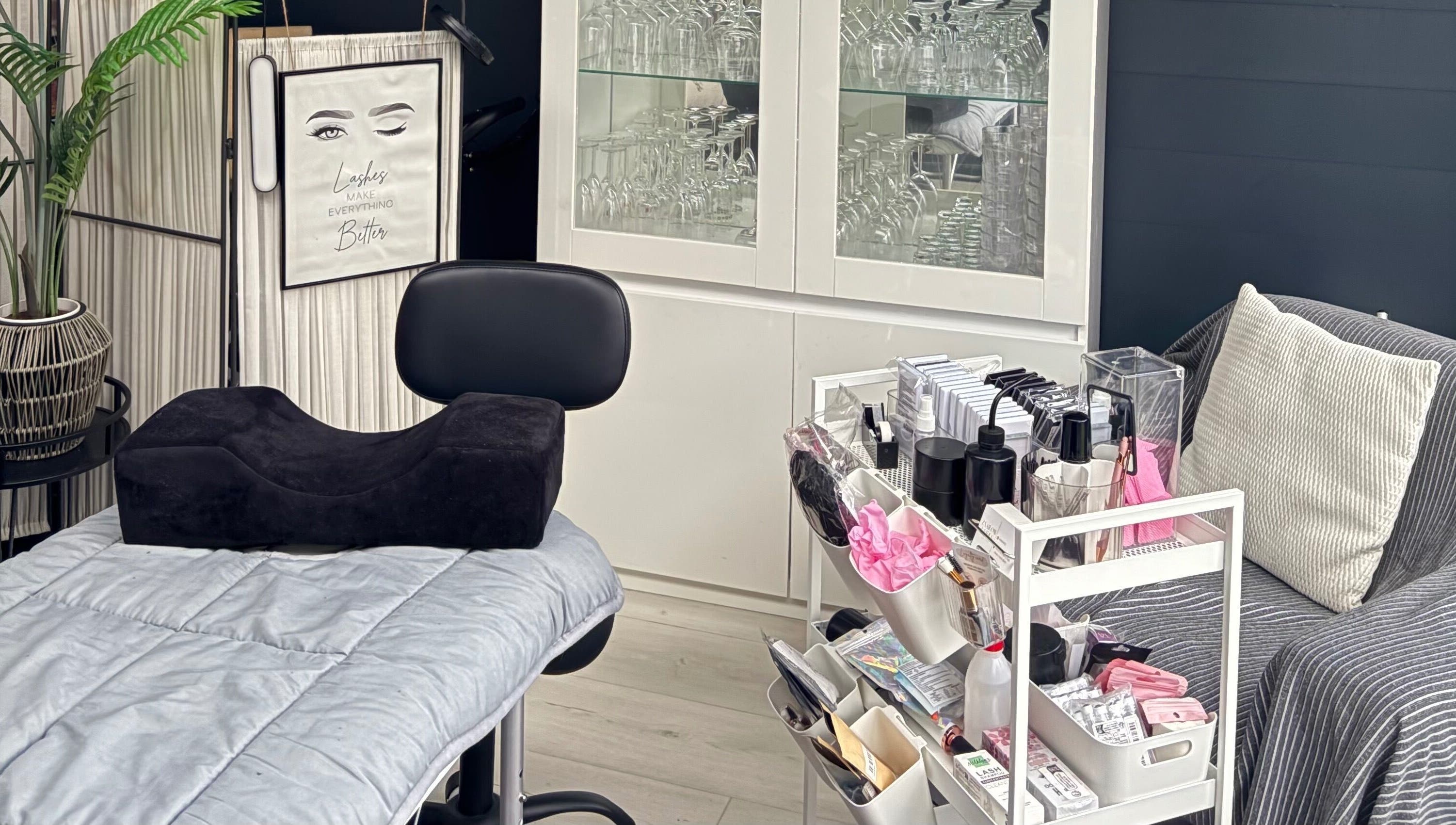 Interieur van ZA Glow Lashes met behandelstoel en producten, Almere, Flevoland, NL.