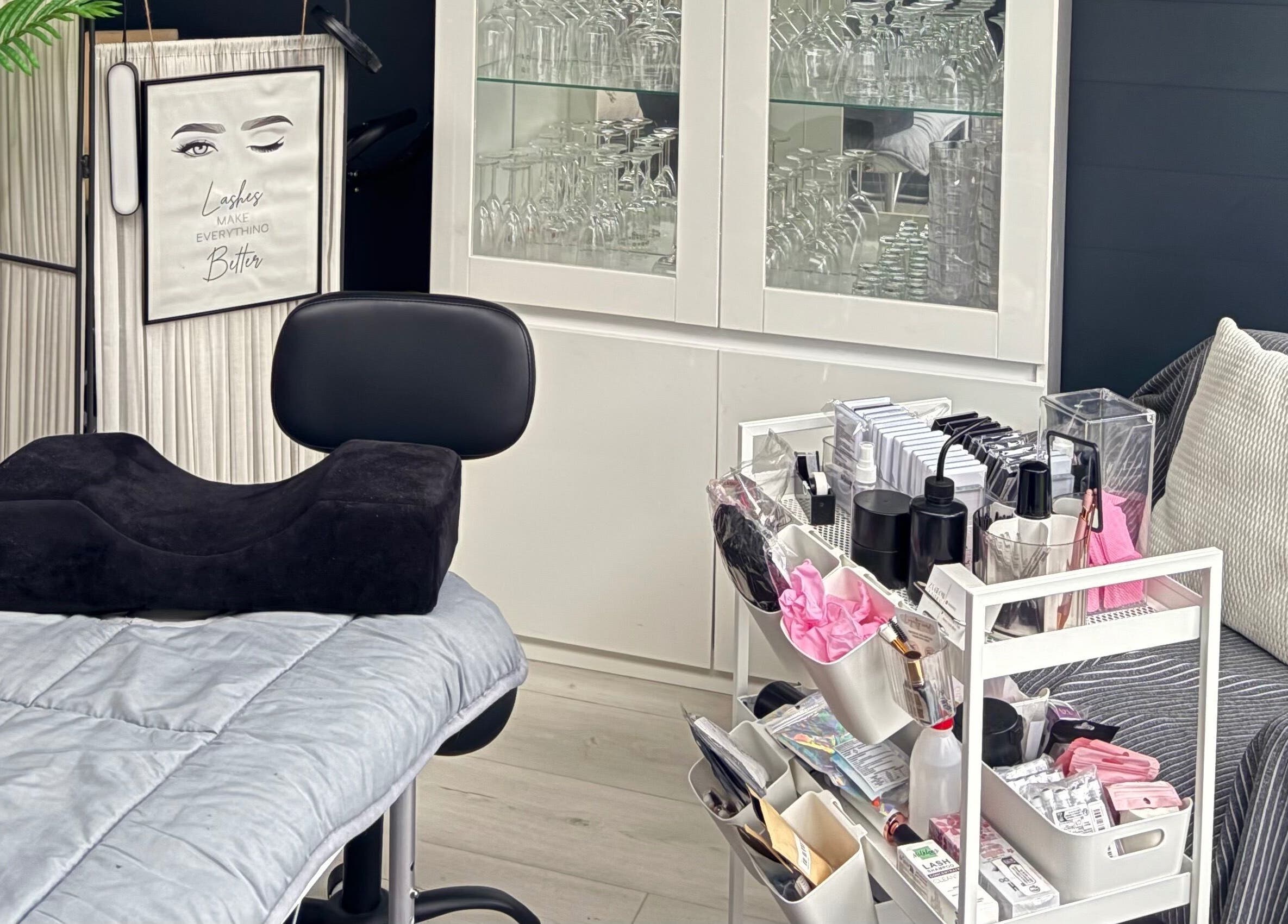 Interieur van ZA Glow Lashes met behandelstoel en producten, Almere, Flevoland, NL.