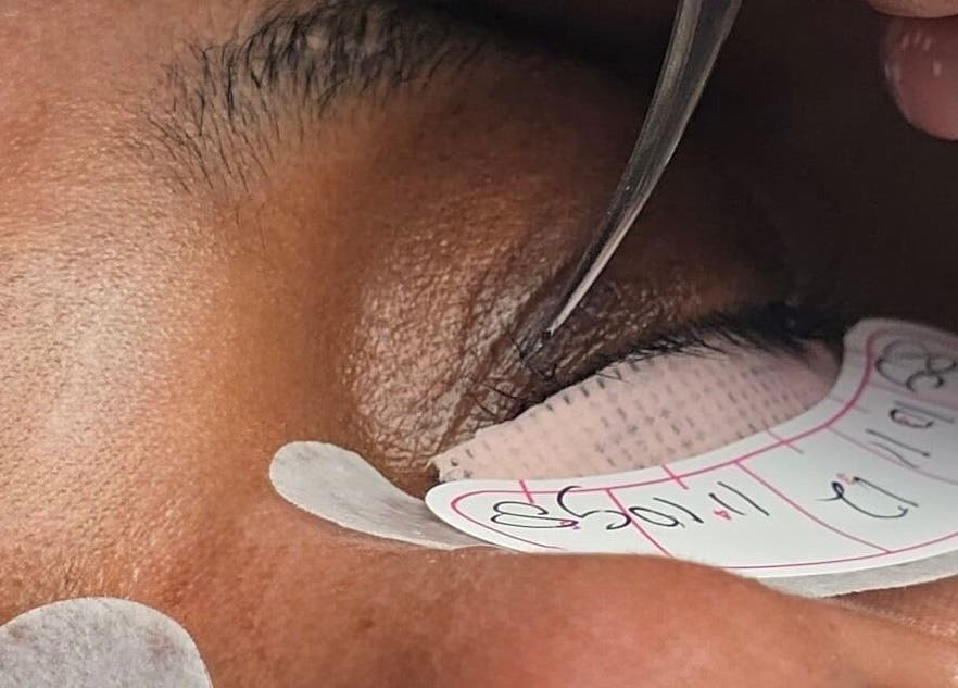 Professionele wimperverlenging bij ZA Glow Lashes, Almere, Flevoland, NL.