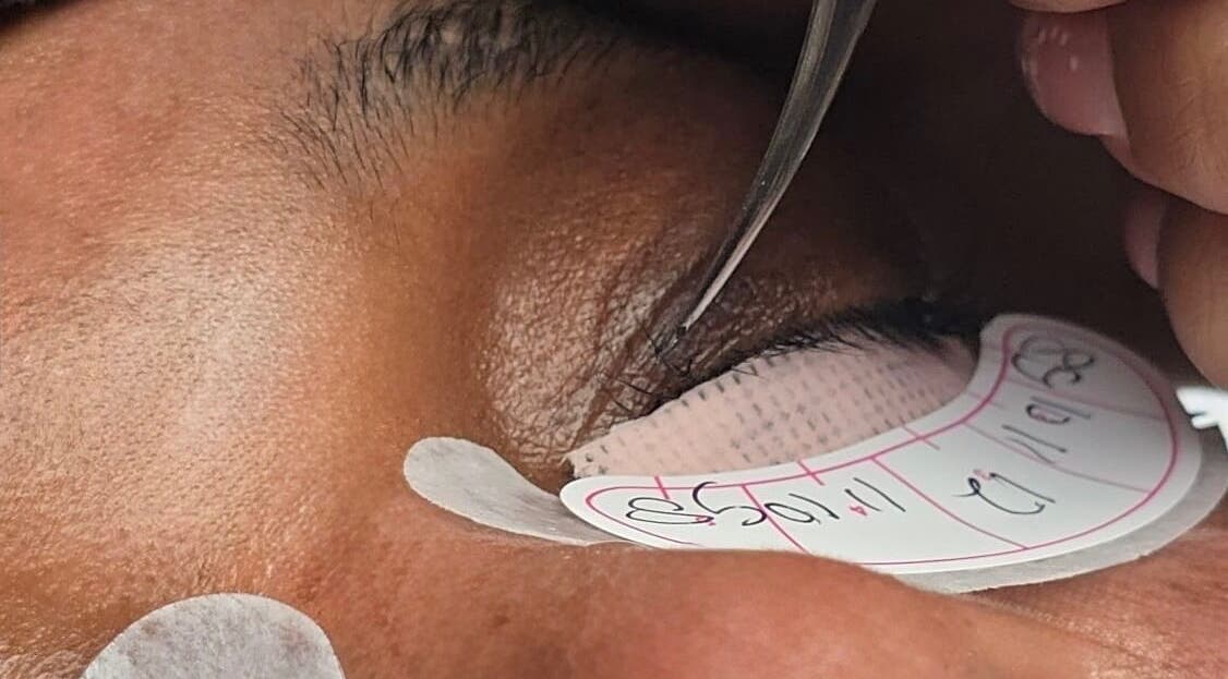 Professionele wimperverlenging bij ZA Glow Lashes, Almere, Flevoland, NL.