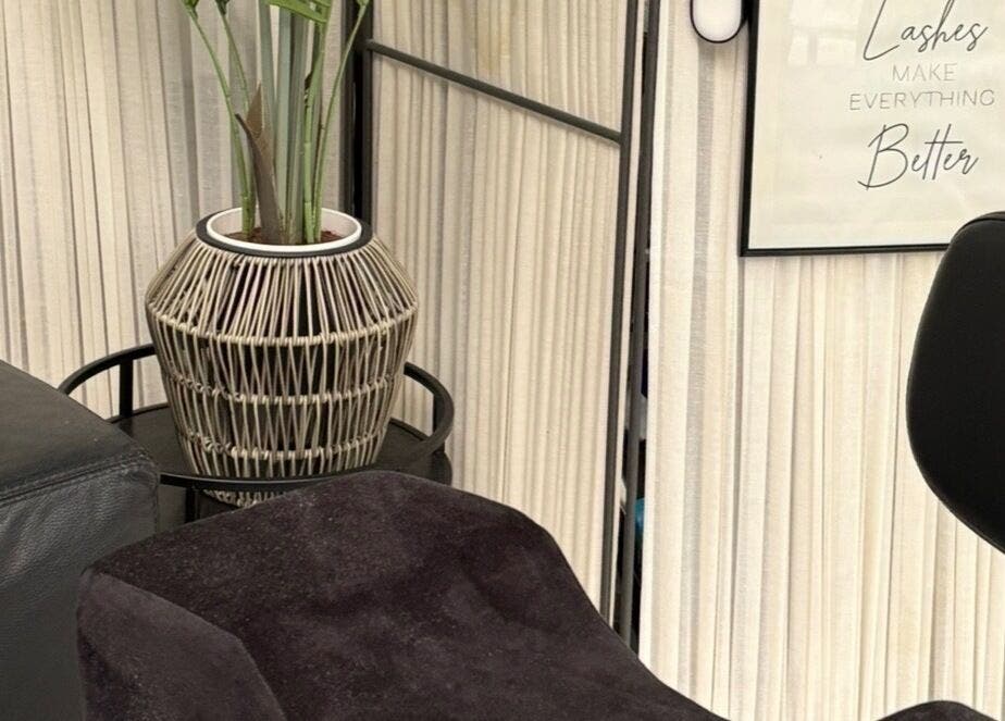 ZA Glow Lashes in Almere, Flevoland, NL biedt een serene hoek met comfortabele stoelen en stijlvolle decor.
