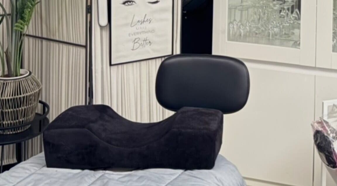 Behandeltafel bij ZA Glow Lashes in Almere, Flevoland, NL, met modern design en comfort.